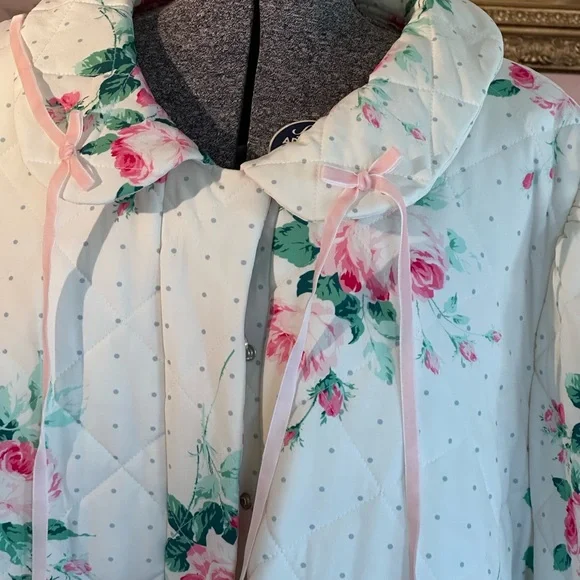 Past Season Selkie The House Coat in Roses and White Quilted Fabric. Fabulous! - Picture 3 of 9